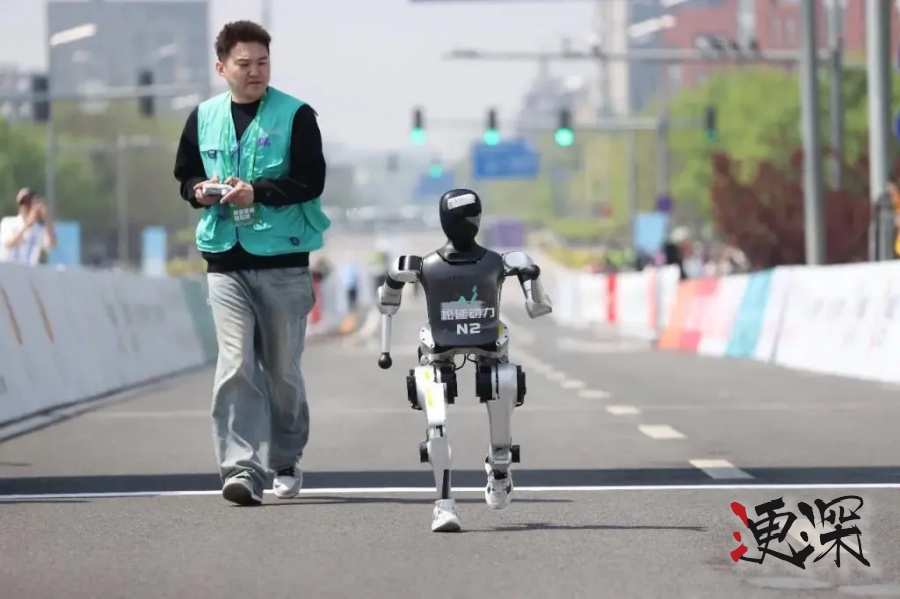 松延动力 将上春晚- 2.jpg